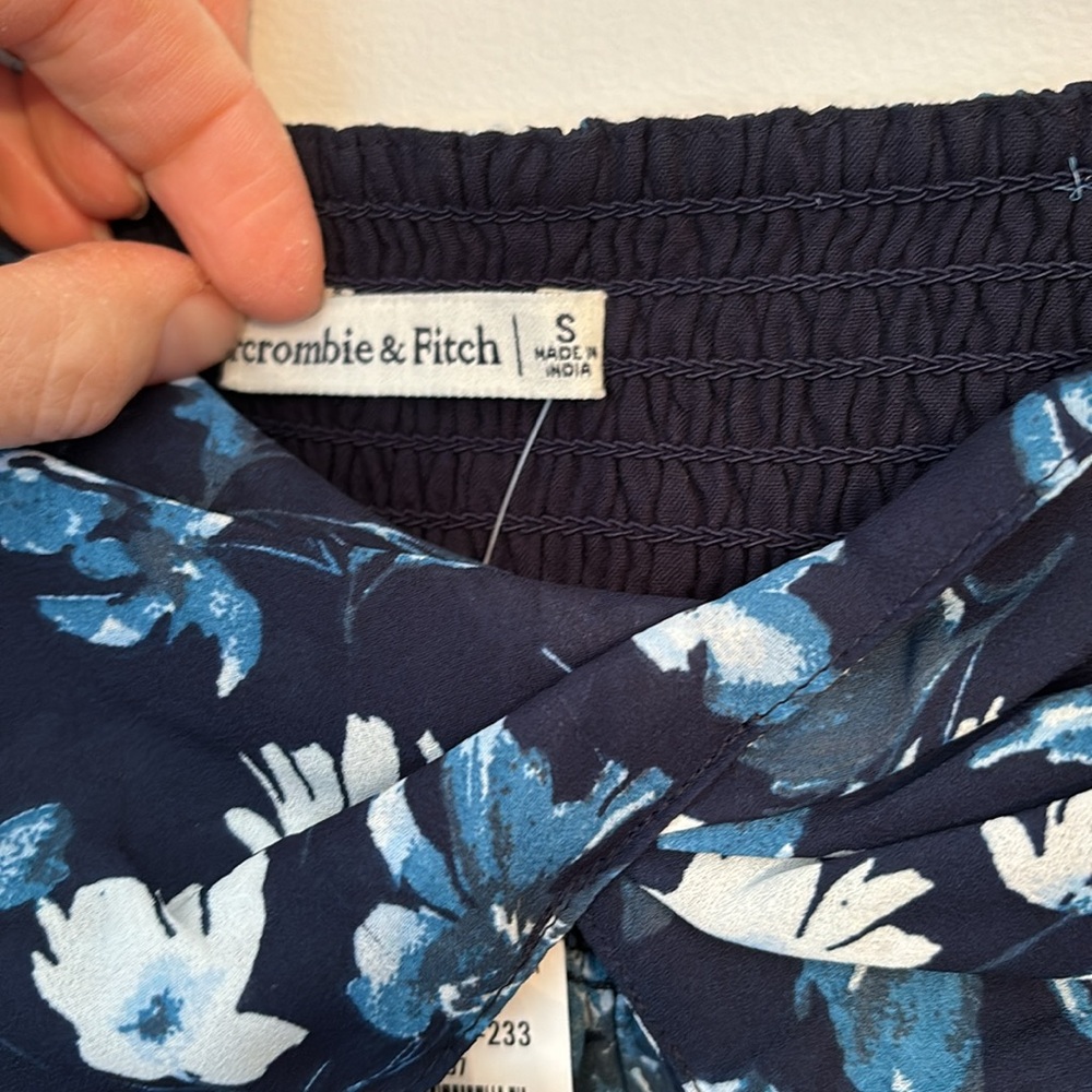 Abercrombie & Fitch Navy Flowy Floral Cropped Blouse Size Small NWT - Picture 3 of 7